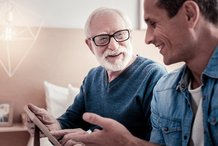 Communication agréable avec une personne âgée